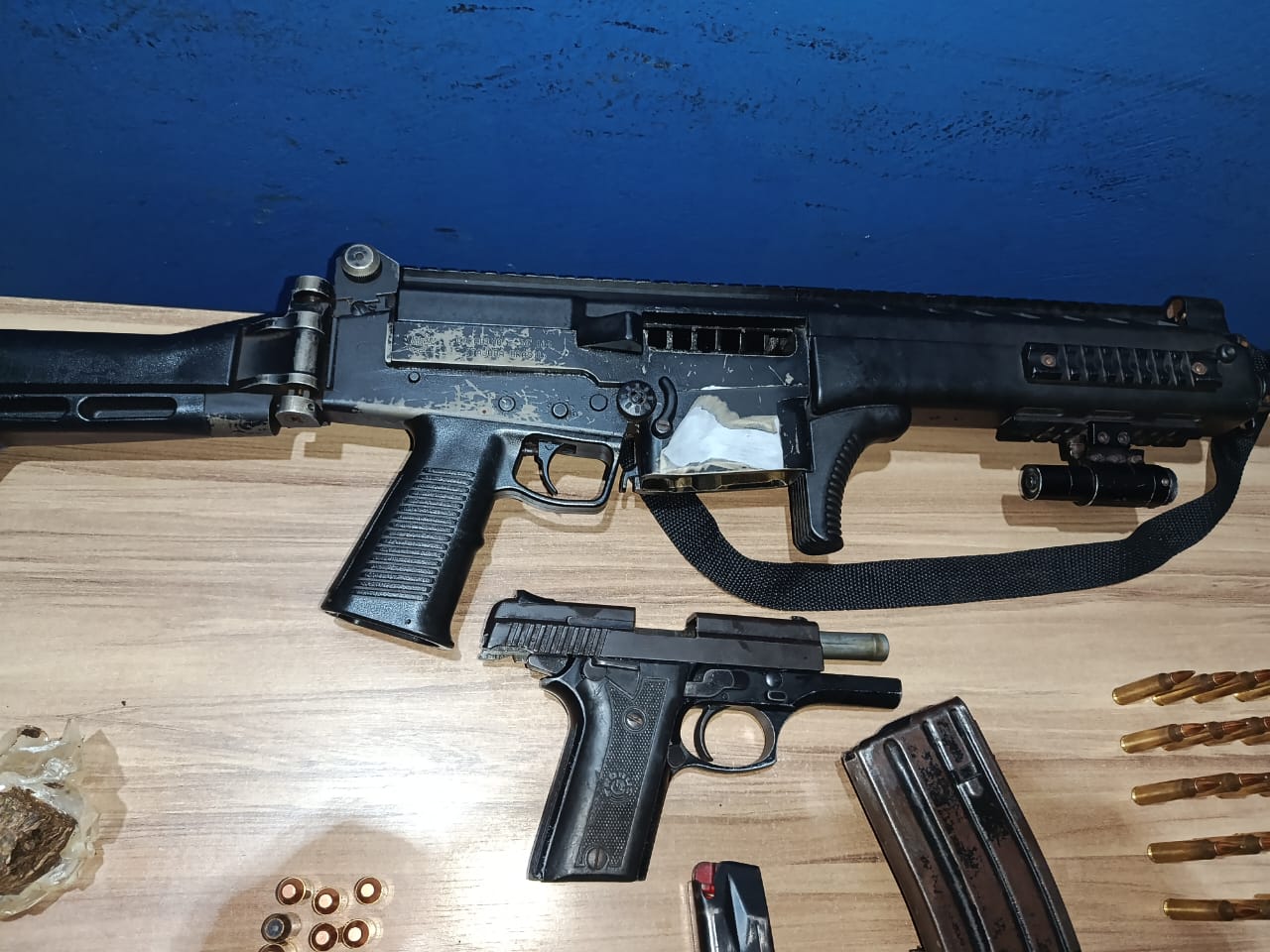 Fuzil de guerra, pistola raspada e 83 munições: trio é preso no Pará