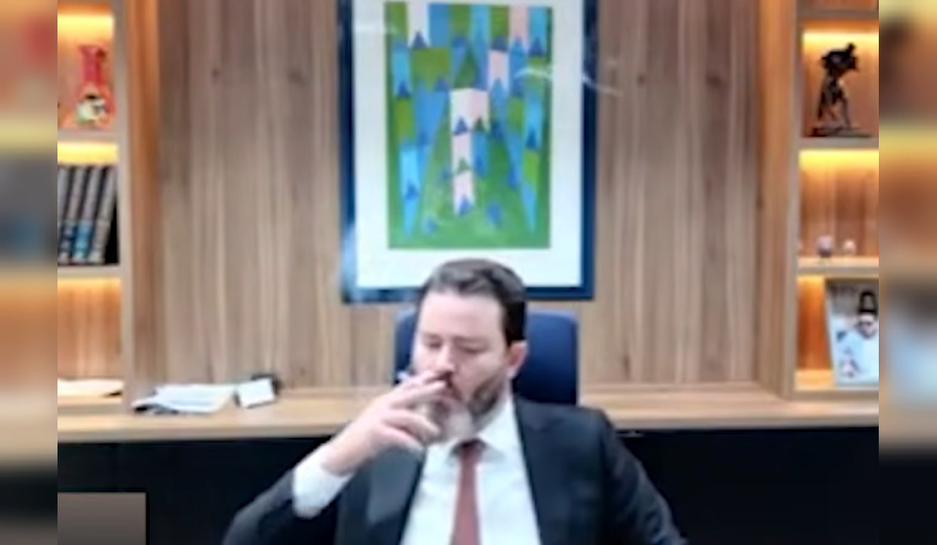 Advogado fuma cigarro durante julgamento online e vídeo viraliza; assista
