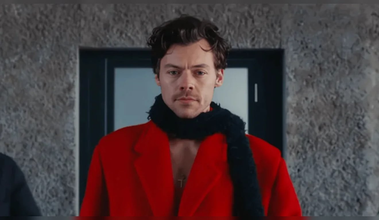 Harry Styles se irrita com fã que o persegue pelas ruas de Nova York