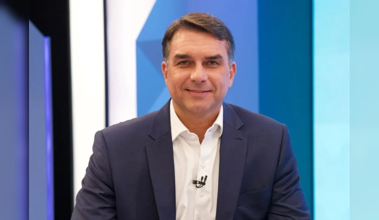 Flávio Bolsonaro é recebido com panelaço durante entrevista ao Jornal Nacional