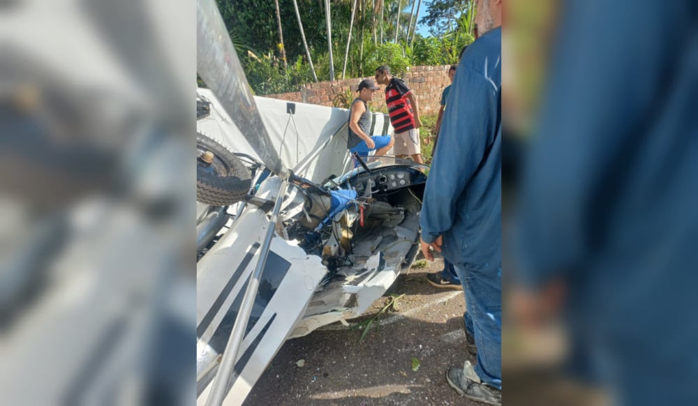 Um avião de pequeno porte caiu em Murinin, distrito de Benevides, Região Metropolitana de Belém, na manhã deste sábado,31 de outubro.