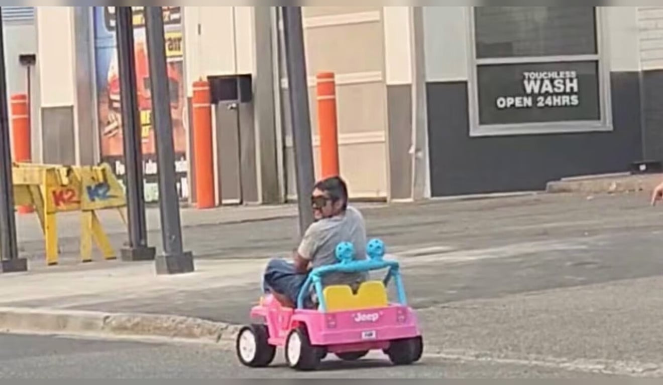 Homem é preso por dirigir embriagado em “jipe da Barbie” no Canadá