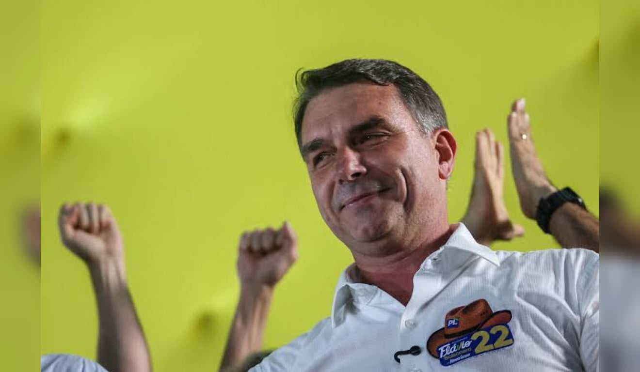 Flávio Bolsonaro almoça com cúpula da Globo horas antes de ser sabatinado no JN