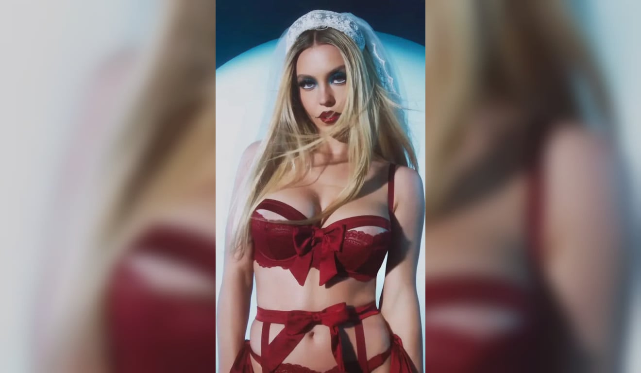 Mamãe Noel sexy! Sydney Sweeney aposta em lingerie provocante em campanha de Natal