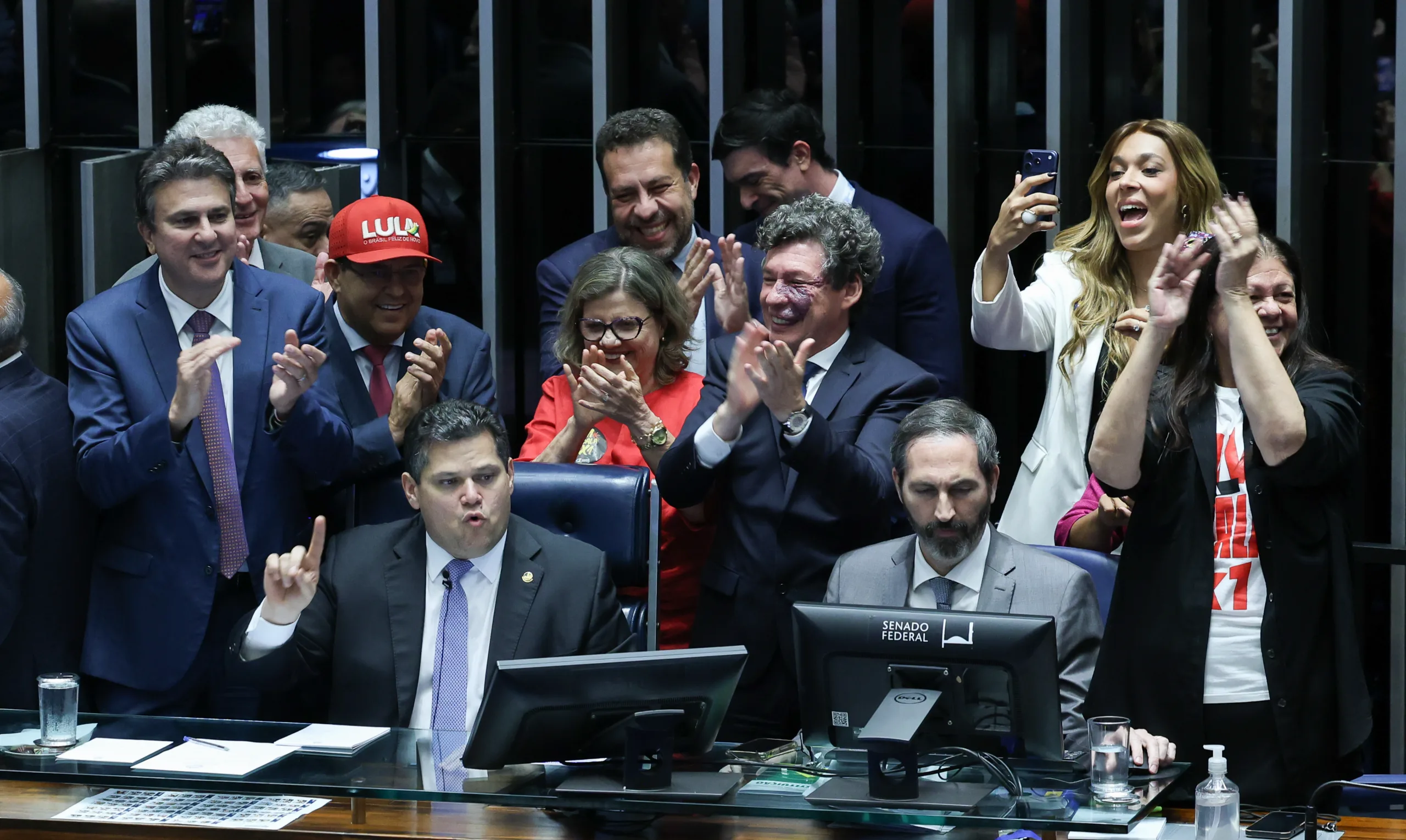 Fim da escala 6×1: Congresso promulga hoje nova jornada com duas folgas semanais e salários preservados; ao vivo